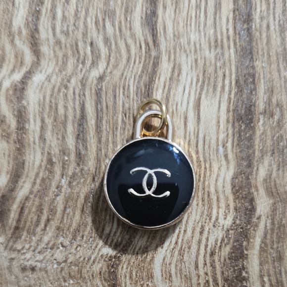 Elegant Black and Gold CC Zipper Pull - Picture 1 of 3